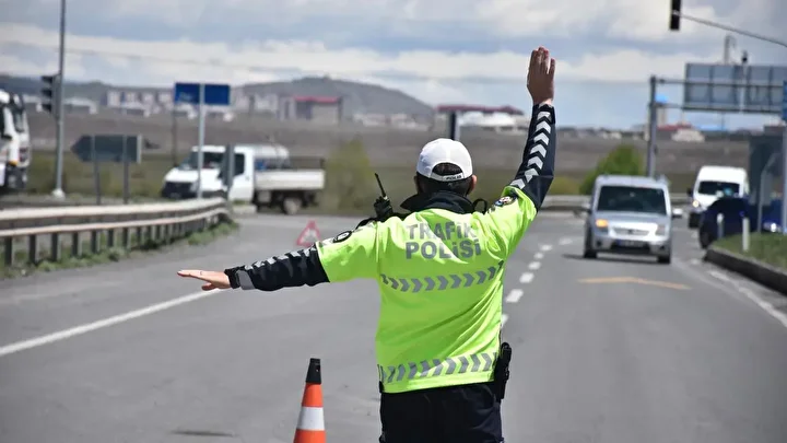 bakan yerlikaya yeni trafik cezalarini acikladi cep telefonuna 20000 tl drifte 140000 tl ceza