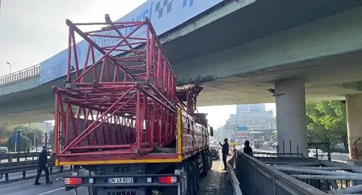 bakirkoyde vinc modulu yuklu tir kopruye sikisti 0 yM268GcA