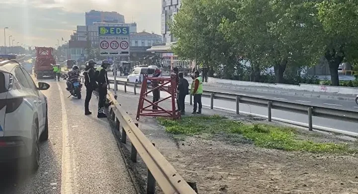 bakirkoyde vinc modulu yuklu tir kopruye sikisti 1