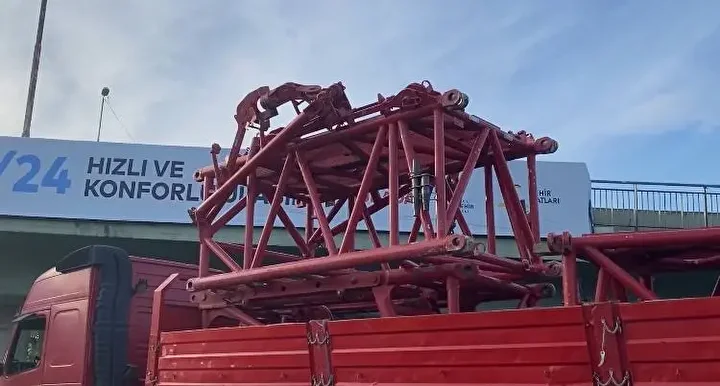 bakirkoyde vinc modulu yuklu tir kopruye sikisti 2 yUMAFd9i