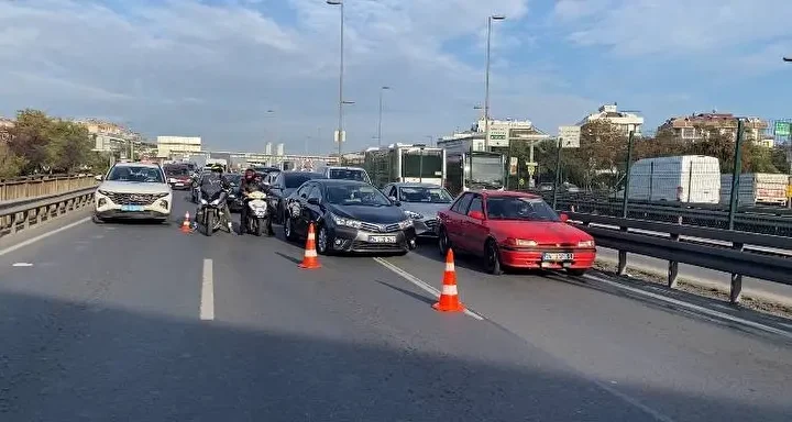 bakirkoyde vinc modulu yuklu tir kopruye sikisti 3 B5IIXRQH