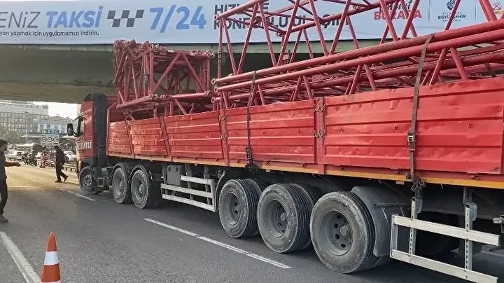 bakirkoyde vinc modulu yuklu tir kopruye sikisti 4 27pWeLlp