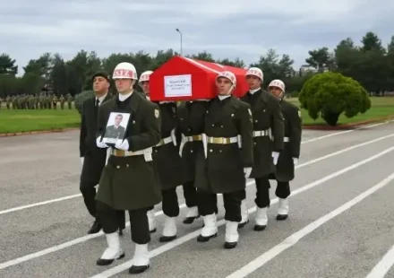 balikesirde cezaevi firarisi tarafindan oldurulen uzman cavus ekrinin cenazesi topraga verildi UlByHVjV.webp
