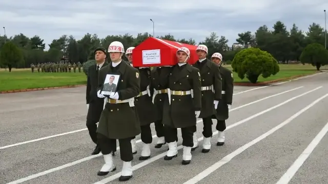 balikesirde cezaevi firarisi tarafindan oldurulen uzman cavus ekrinin cenazesi topraga verildi UlByHVjV.webp