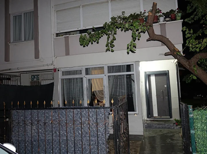 balikesirde tuyler urperten olayda ceset bulundu bir meskenin kapisinda kan izleri goren vatandas takimlara 2pVAwqmt