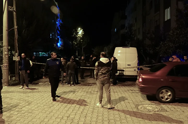 balikesirde tuyler urperten olayda ceset bulundu bir meskenin kapisinda kan izleri goren vatandas takimlara ZuEvZaOB