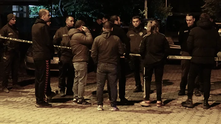 balikesirde tuyler urperten olayda ceset bulundu bir meskenin kapisinda kan izleri goren vatandas takimlara nPUlsH67