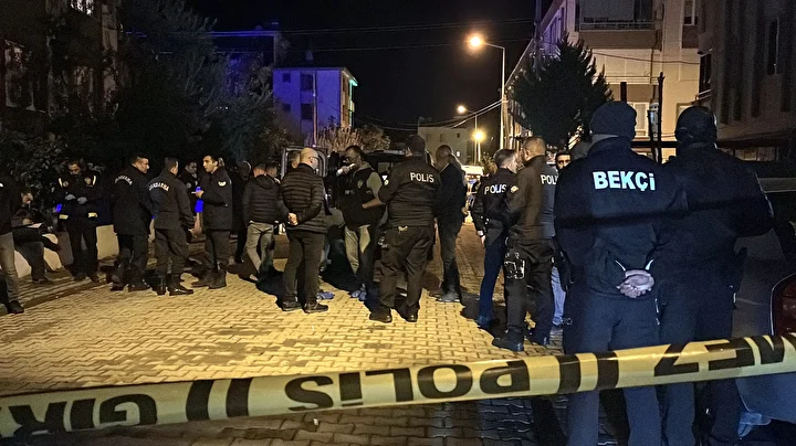 balikesirde tuyler urperten olayda ceset bulundu bir meskenin kapisinda kan izleri goren vatandas takimlara