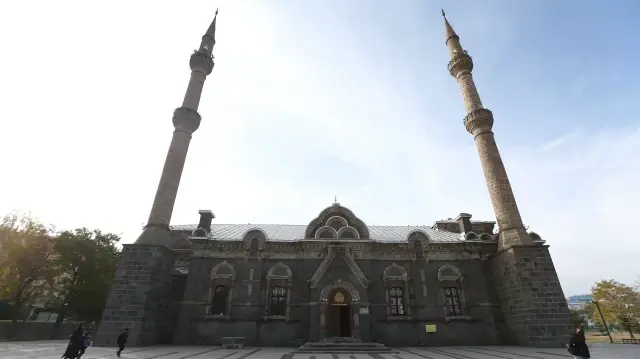 baltik mimarisiyle sekillenen kars kultur turizminin gozdesi JGb3iHf1.webp