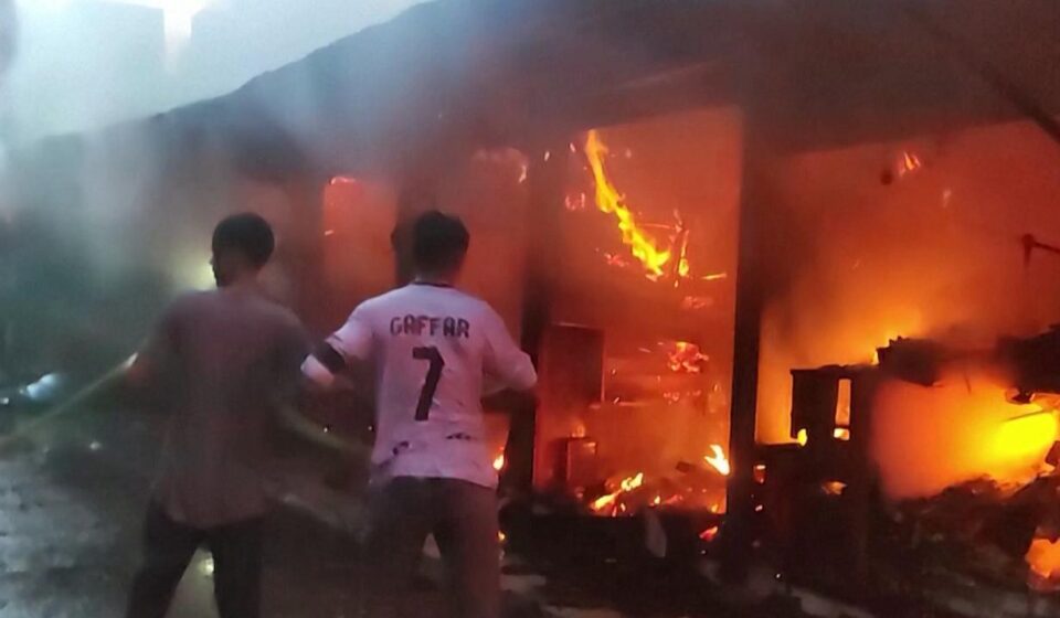 Bangladeş’te yangın 16 can aldı! Fabrika alev alev yandı! bangladeste yangin 16 can aldi fabrika alev alev yandi uYSsiwpZ.jpg