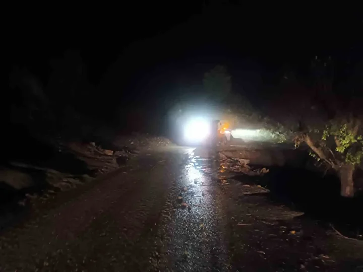 batmanda saganak heyelana neden oldu araclar mahsur kaldi yollar trafige kapandi 0 JVMtHiKp