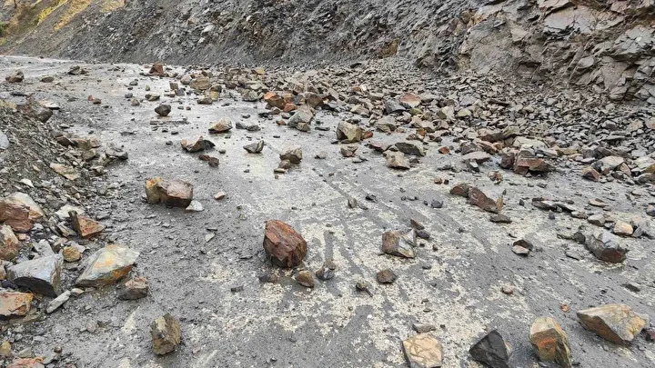 batmanda saganak heyelana neden oldu araclar mahsur kaldi yollar trafige kapandi 1 lBfBRjt5