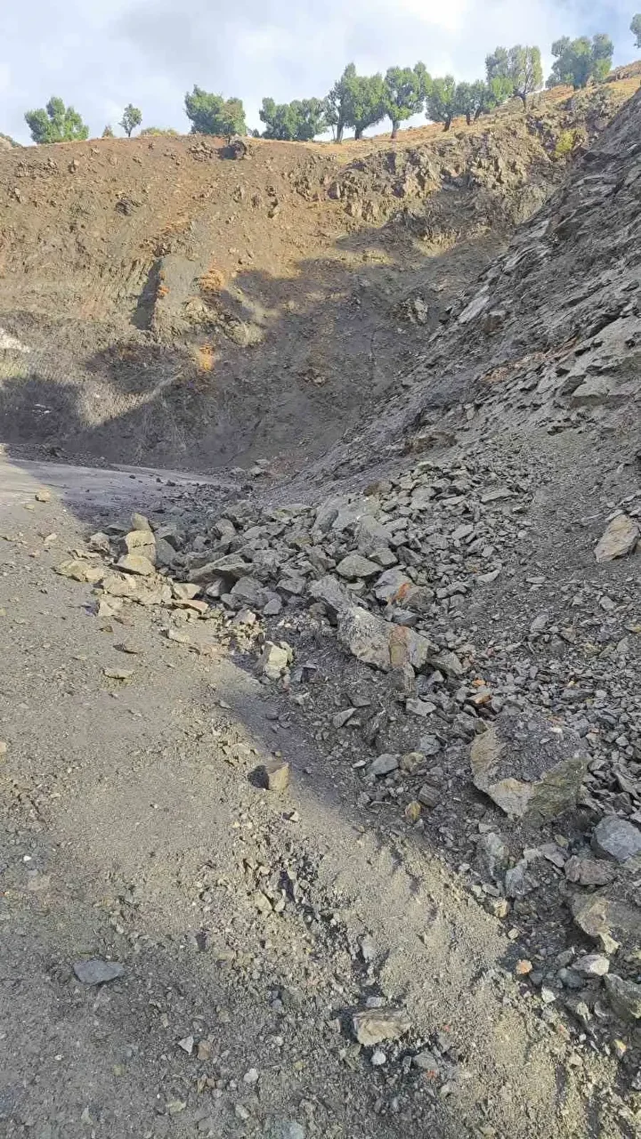 batmanda saganak heyelana neden oldu araclar mahsur kaldi yollar trafige kapandi 2
