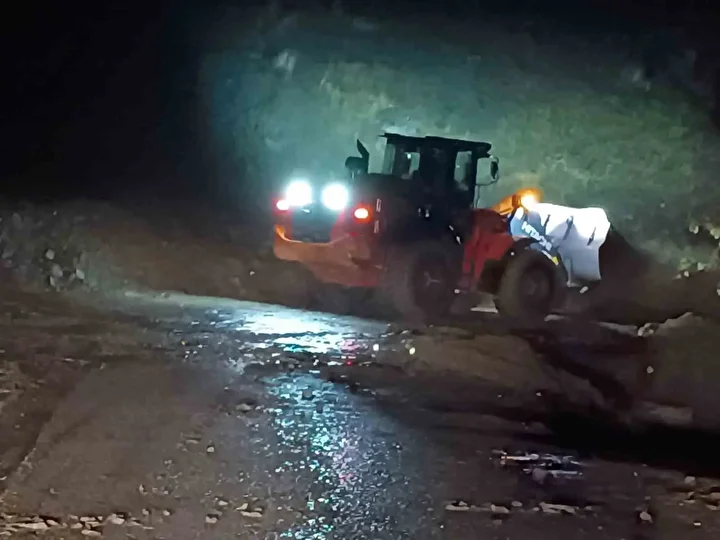 batmanda saganak heyelana neden oldu araclar mahsur kaldi yollar trafige kapandi 4