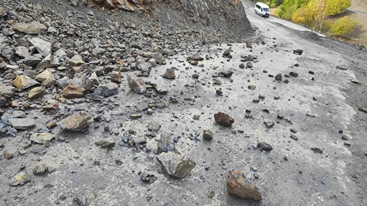 batmanda saganak heyelana neden oldu araclar mahsur kaldi yollar trafige kapandi 5 4PiWLuZP