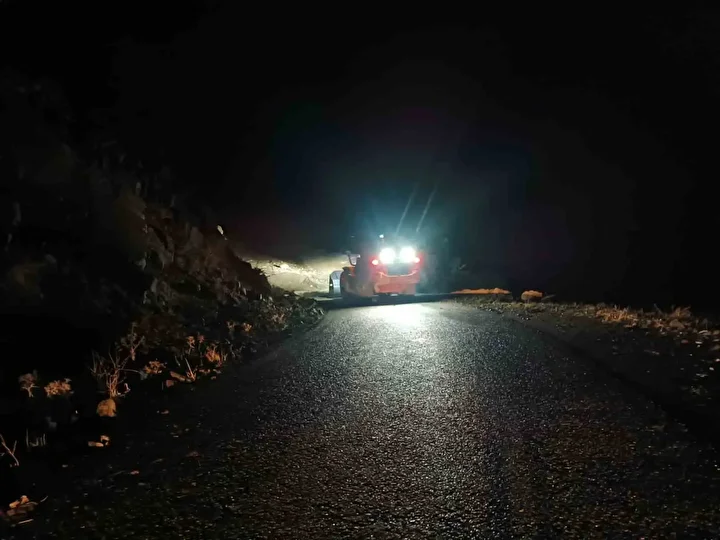 batmanda saganak heyelana neden oldu araclar mahsur kaldi yollar trafige kapandi 6 sTNYzXwa