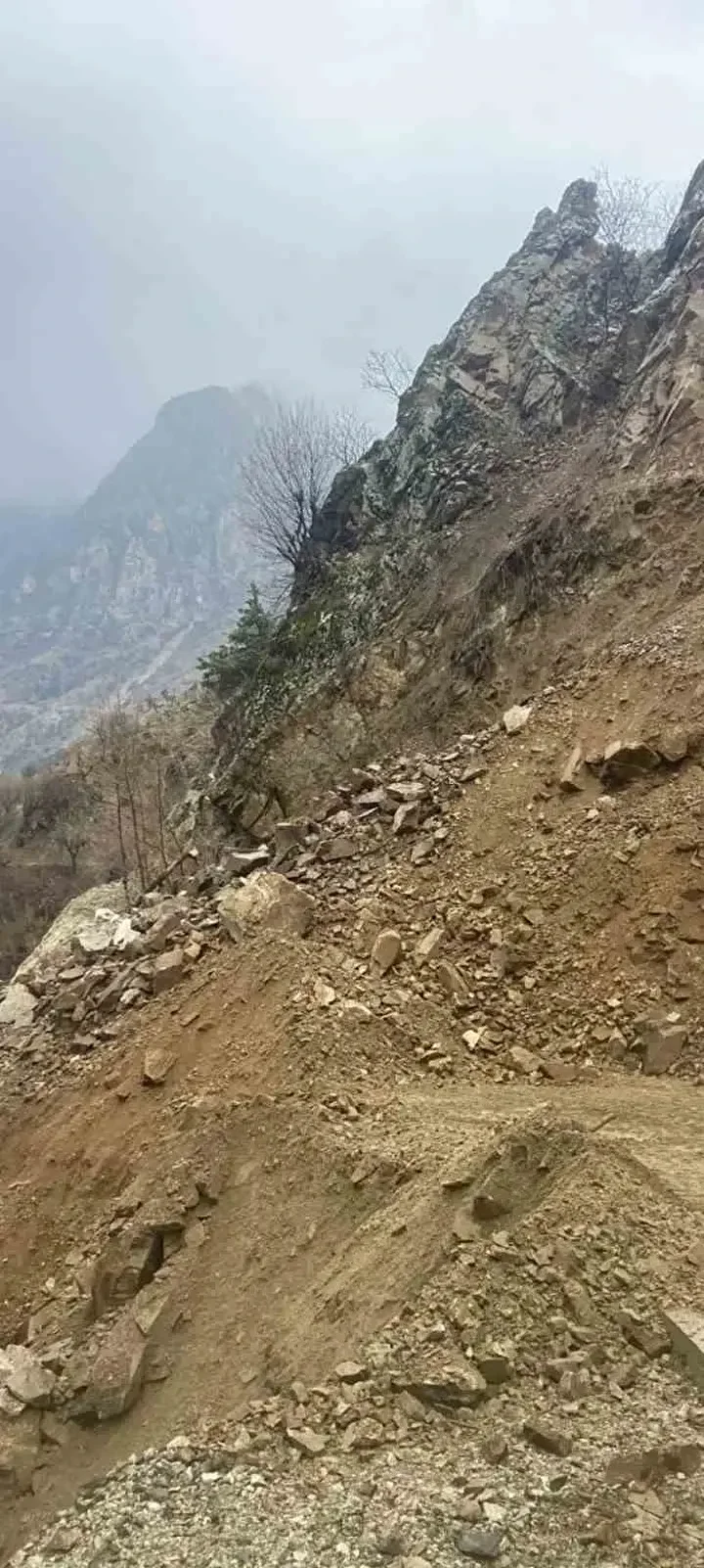 batmanda saganak heyelana neden oldu araclar mahsur kaldi yollar trafige kapandi 8 DDN5iTC1