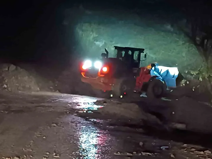 batmanda saganak heyelana neden oldu araclar mahsur kaldi yollar trafige kapandi 9 JWV2jRjy