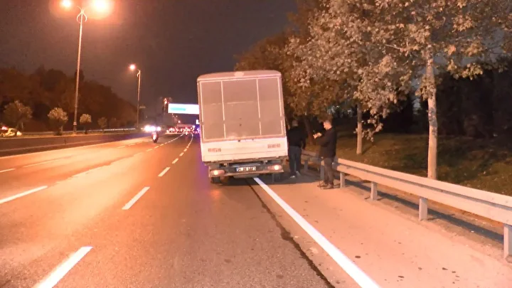 bayrampasada viyadugun genlesme derzi koptu iki kisi yaralandi onlarca araclarin lastigi patladi 7 O5Vmi9N2