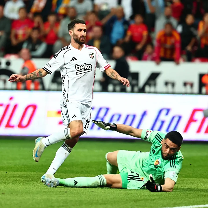 Beşiktaşlı yıldız kadroda kimseyle konuşmuyor: O ayrılık sonrası sessizliğe gömüldü 4 besiktasli yildiz kadroda kimseyle konusmuyor o ayrilik sonrasi sessizlige gomuldu 3 fbUdLfiz