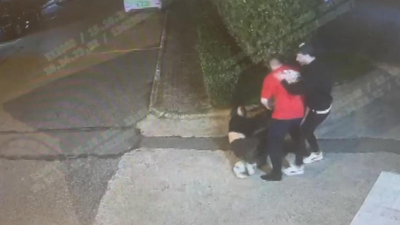 Beykoz'da cinayet kamerada! Eski kız arkadaşını bıçaklayarak katletti 2 beykozda cinayet kamerada eski kiz arkadasini bicaklayarak katletti 1