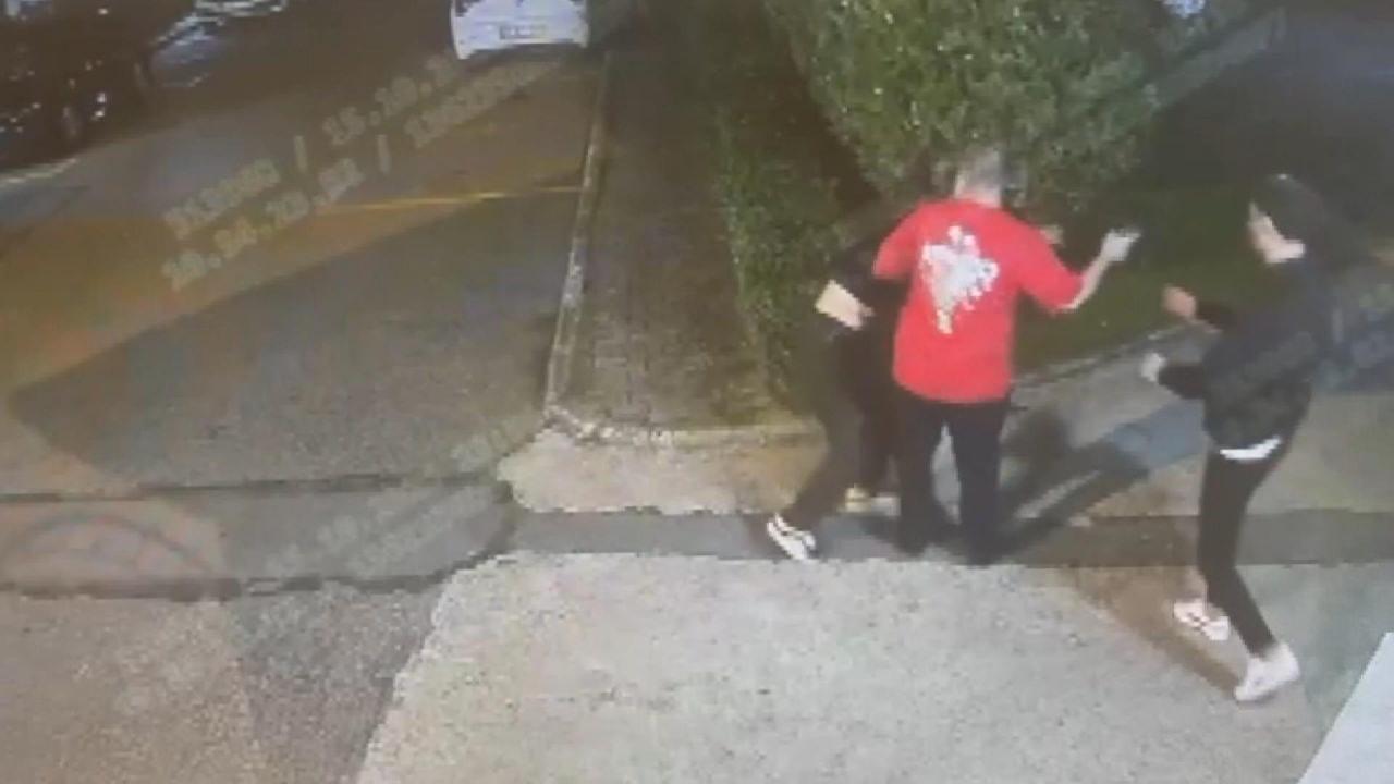 Beykoz'da cinayet kamerada! Eski kız arkadaşını bıçaklayarak katletti 3 beykozda cinayet kamerada eski kiz arkadasini bicaklayarak katletti 2 luLZ5q4l