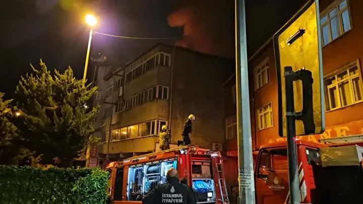 beyoglunda 4 katli binanin catisi alev alev yandi vatandaslar tahliye edildi 0 QUSrpgBy
