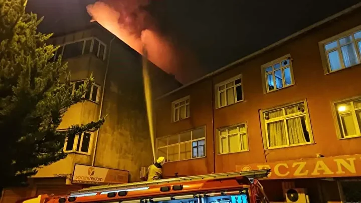 beyoglunda 4 katli binanin catisi alev alev yandi vatandaslar tahliye edildi 10 QnvgKult