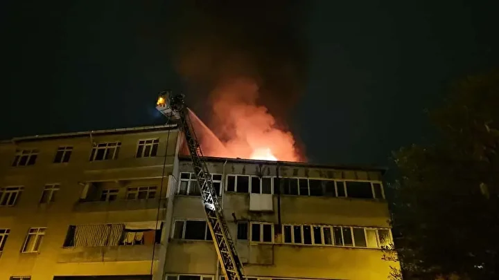 beyoglunda 4 katli binanin catisi alev alev yandi vatandaslar tahliye edildi 11 PjUFmVqs