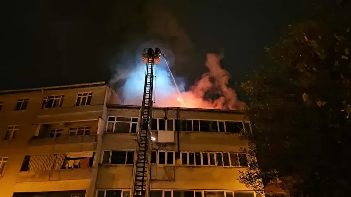 beyoglunda 4 katli binanin catisi alev alev yandi vatandaslar tahliye edildi 2 tKbMGJMe
