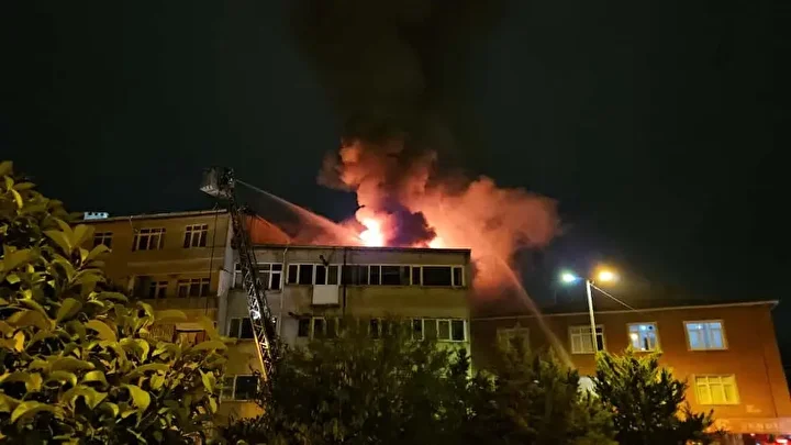 beyoglunda 4 katli binanin catisi alev alev yandi vatandaslar tahliye edildi 3 zPiLKahM
