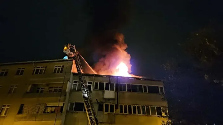 beyoglunda 4 katli binanin catisi alev alev yandi vatandaslar tahliye edildi 4
