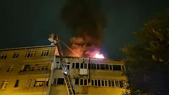 beyoglunda 4 katli binanin catisi alev alev yandi vatandaslar tahliye edildi 5 FKdyt34X