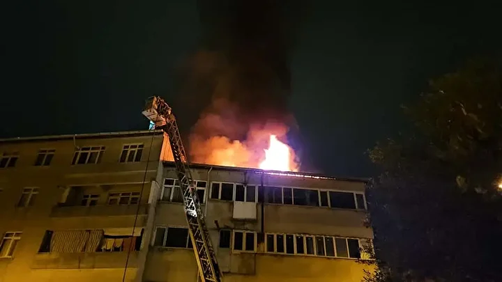 beyoglunda 4 katli binanin catisi alev alev yandi vatandaslar tahliye edildi 7 ytwLbg4O