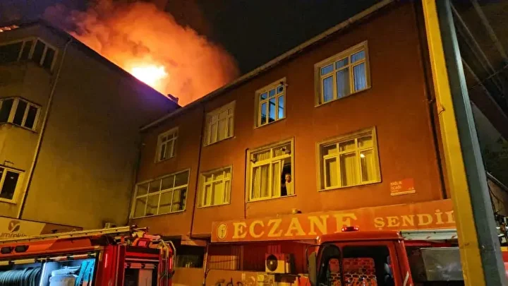 beyoglunda 4 katli binanin catisi alev alev yandi vatandaslar tahliye edildi 9 ILHiVFhp