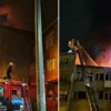 beyoglunda 4 katli binanin catisi alev alev yandi vatandaslar tahliye edildi XT5aEngf.webp