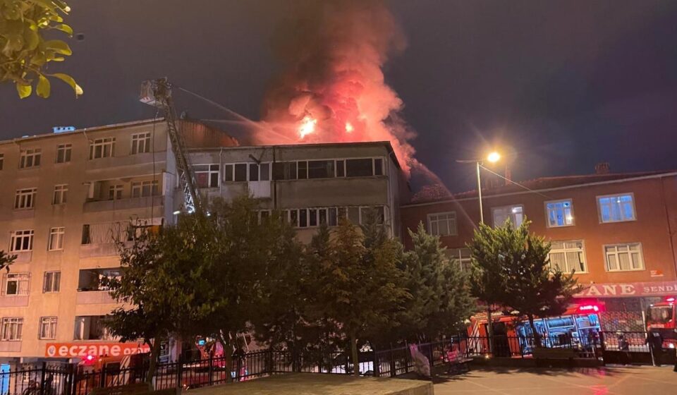 Beyoğlu’nda korkutan yangın! beyoglunda korkutan yangin ZkIULy7L.jpg