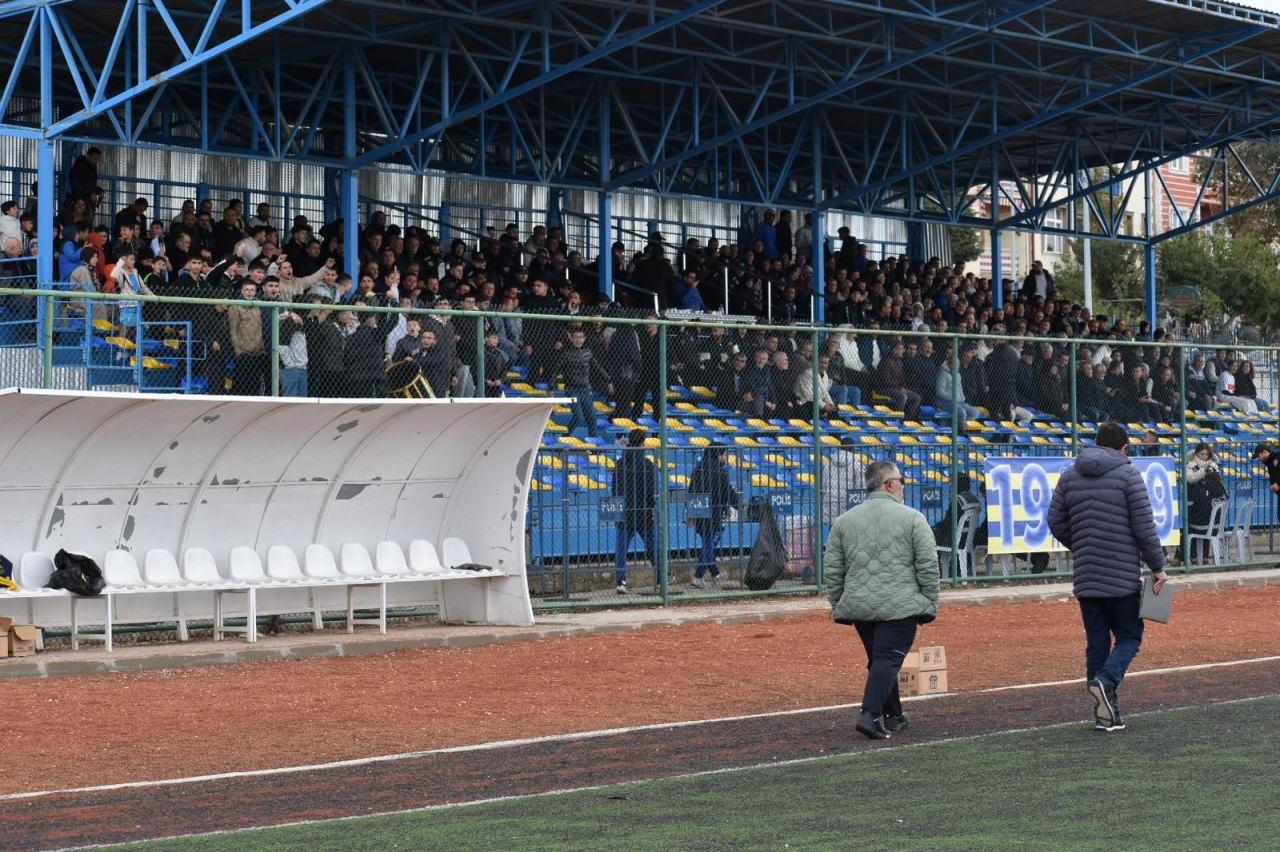 birinci macinda bunu beklemiyorlardi taraftarlar stada giremedi 0 YbA3ahaY