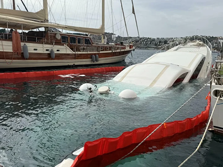 bodrumda iskeleye demirli luks yat su alip batti 0 KA7LiXSe