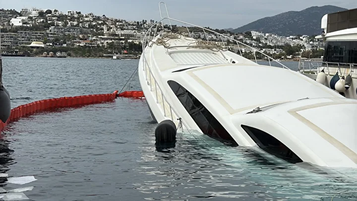 bodrumda iskeleye demirli luks yat su alip batti 1 Hlnbjt65
