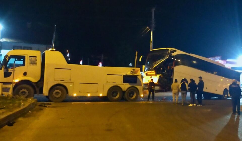 bolu daginda tir ile otobus carpisti zs2Spfdn.jpg