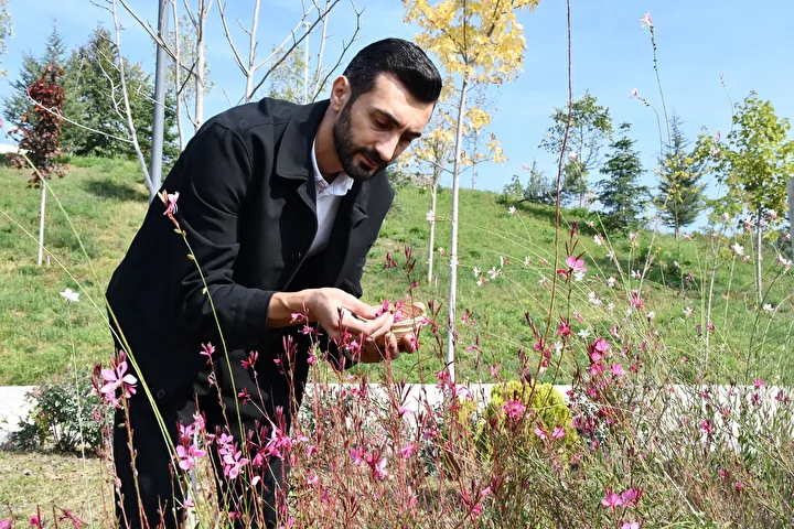 botanik bahcesindeki bitkileri el uretimi kagitlarla gelecege tasiyor 2 cOPqfuEY