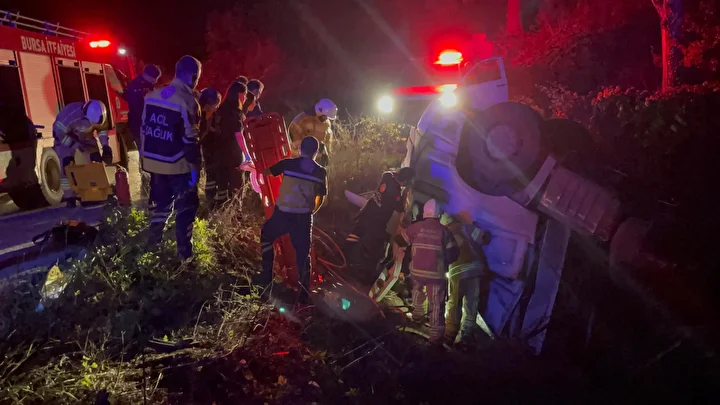 bursada tir sarampole devrildi bir kisi oldu bir kisi yaralandi 0 YJCdGfK1