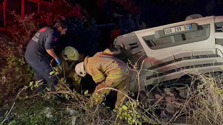 bursada tir sarampole devrildi bir kisi oldu bir kisi yaralandi 2 FrTseUmX