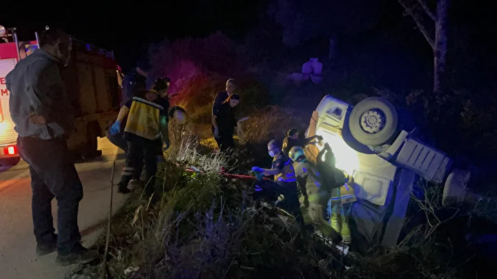 bursada tir sarampole devrildi bir kisi oldu bir kisi yaralandi 3 OI5L1VmC