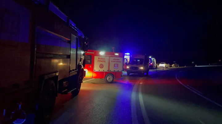 bursada tir sarampole devrildi bir kisi oldu bir kisi yaralandi 4 rTaG44Hj