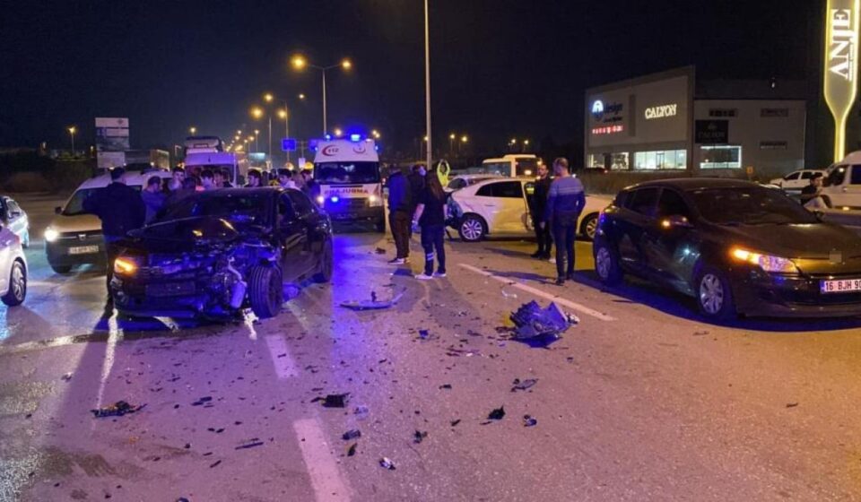 Bursa’da zincirleme kaza: 5 araç birbirine girdi, 3 kişi yaralandı bursada zincirleme kaza 5 arac birbirine girdi 3 kisi yaralandi MqVAAnTx.jpg