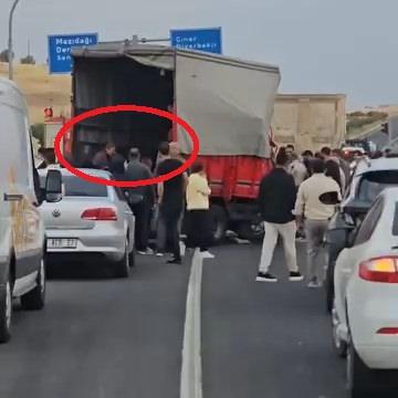 Çalışanları taşıyan kamyonet ile kamyon çarpıştı: 14 yaralı 1 calisanlari tasiyan kamyonet ile kamyon carpisti 14 yarali 0 2KFgsyPP