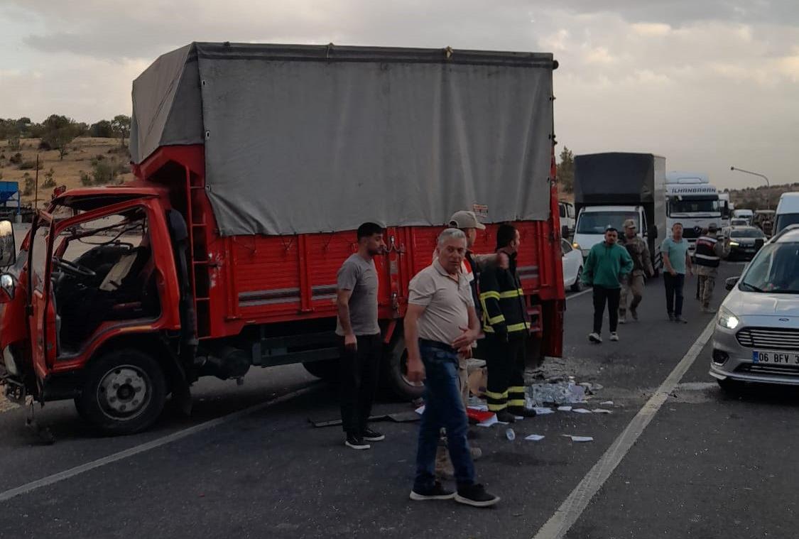 Çalışanları taşıyan kamyonet ile kamyon çarpıştı: 14 yaralı 2 calisanlari tasiyan kamyonet ile kamyon carpisti 14 yarali 1 ayhDbyMk