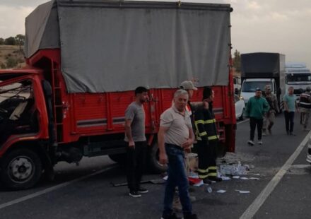 calisanlari tasiyan kamyonet ile kamyon carpisti 14 yarali 2atNGbZF.jpg